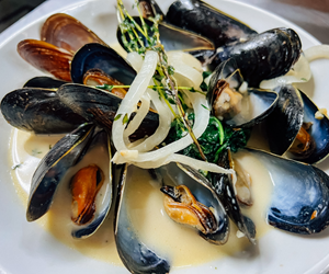 Mussels in Cider Reduction